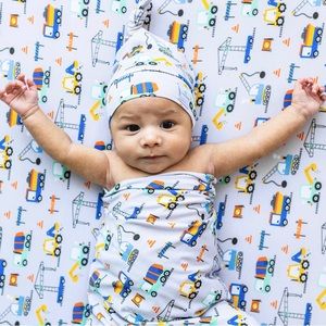 🚜NWT Macaron + Me Swaddle🚜